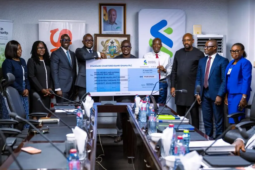 Standard Chartered Ghana renforce la liquidité du fonds de pension SSNIT avec un dividende de 97,8 millions de GH¢