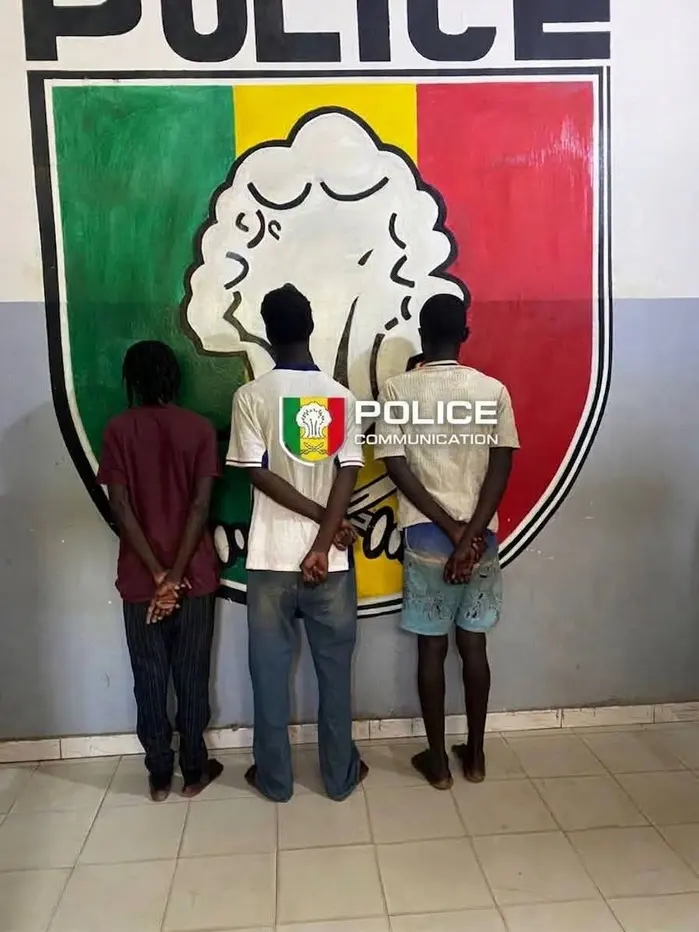Kaolack : trois hommes arrêtés pour actes sexuels en public et transmission présumée du VIH à la plage de Koundam