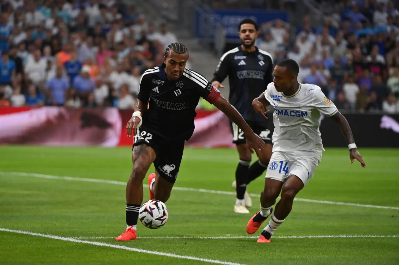 Le latéral ivoirien Guéla Doué quitte Strasbourg pour Leverkusen : un transfert à 30 millions d'euros qui marque l'Europe du football