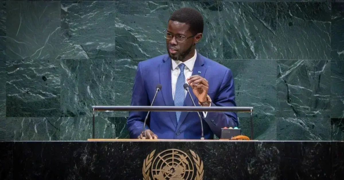 Bassirou Diomaye Faye honoré du trophée spécial du Prix de l’Eau de l’Afrique de l’Ouest lors du FREAO 2026 à Abidjan