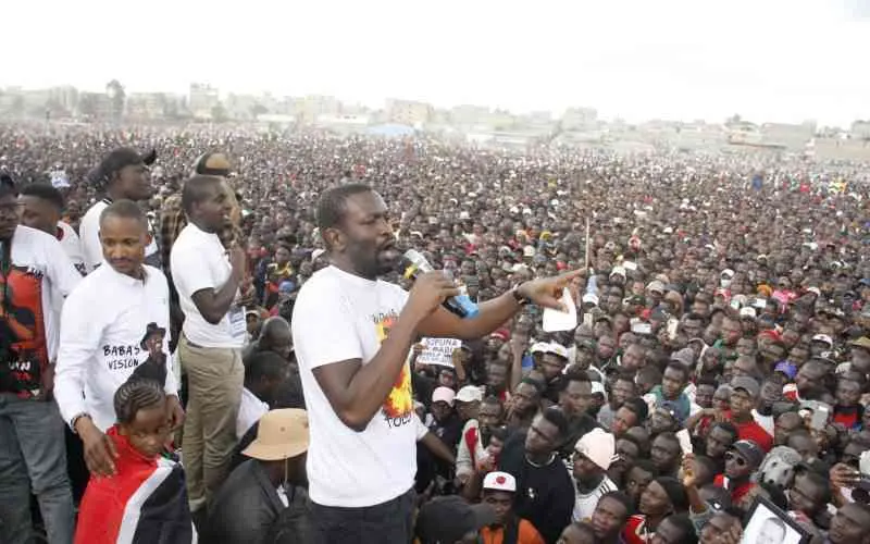 Edwin Sifuna rassemble des milliers à Nairobi, affichant sa volonté de défier William Ruto avant l’élection de 2027
