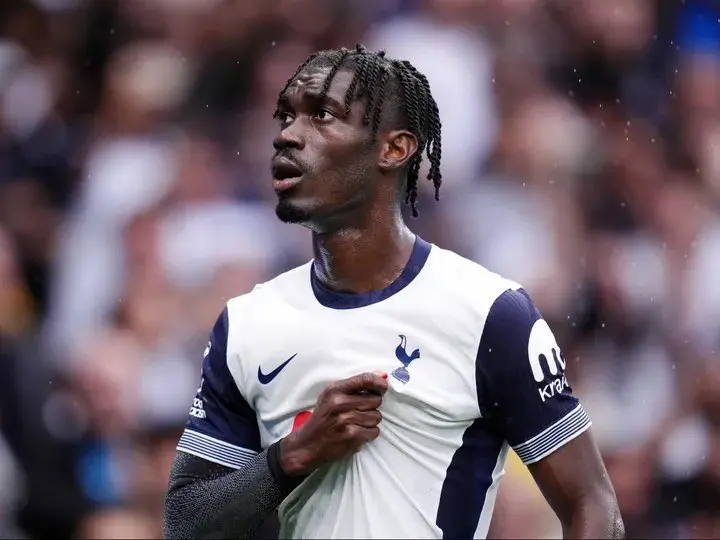 Yves Bissouma signe à l’Ajax Amsterdam : un renfort stratégique pour le milieu de terrain néerlandais