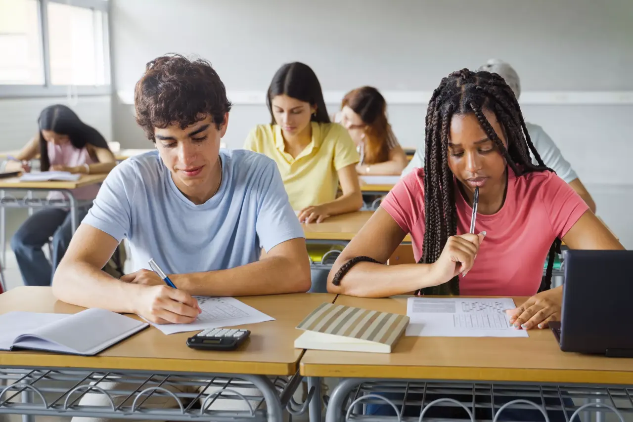 PISA 2026 : la France atteint son plus bas niveau en mathématiques et lecture, tandis que la maîtrise du texte chute mondialement