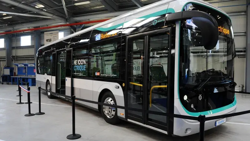 Bolloré met fin à la fabrication de ses bus électriques Bluebus à Ergué‑Gabéric, 115 postes menacés et un futur R&D à repenser