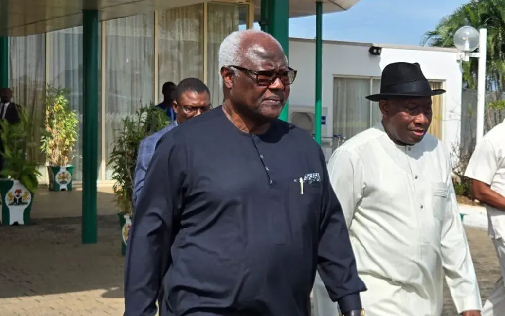 Ernest Bai Koroma rentre à Freetown après l'abandon des accusations de trahison au Sierra Leone