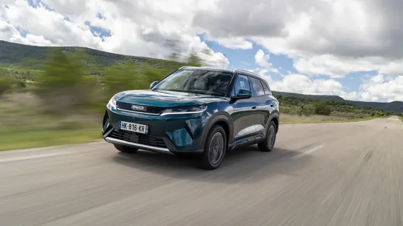 Les constructeurs chinois contournent les barrières douanières européennes grâce au succès des motorisations hybrides