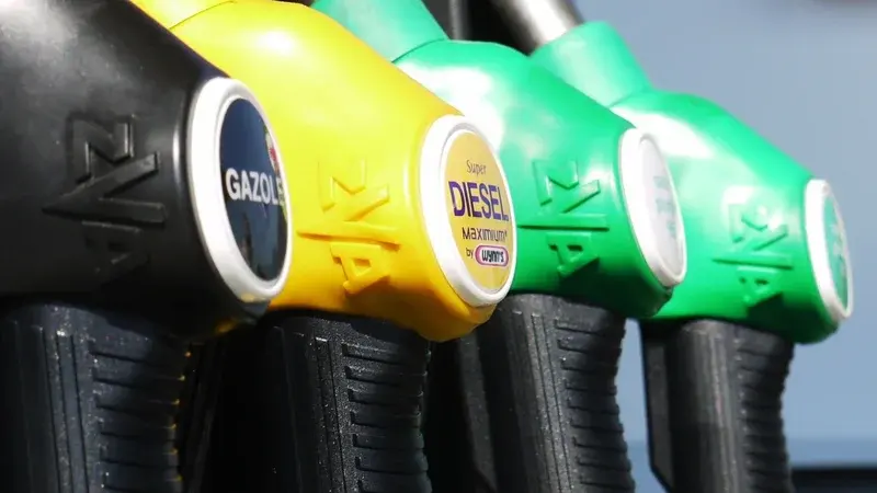 Pourquoi la flambée des prix à la pompe dépasse la simple hausse du cours du pétrole brut