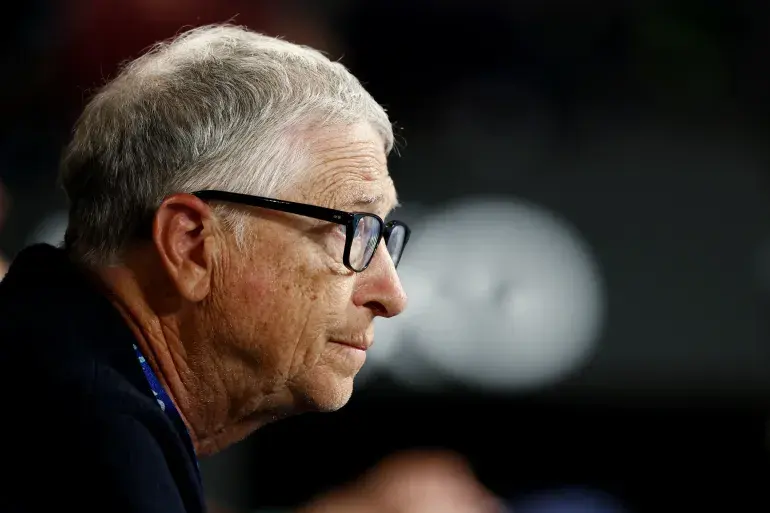Bill Gates appelle à une régulation mondiale de l'intelligence artificielle pour prévenir des risques existentiels