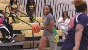 La détention prolongée de la basketteuse Aminata Seck aux États-Unis soulève des inquiétudes sur son suivi médical