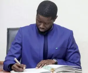 Le président sénégalais Bassirou Diomaye Faye remanie l'administration au profit de son parti KIIRAAY
