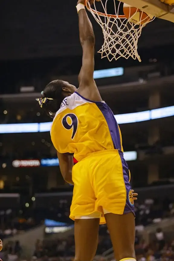 Le dunk dans le basket féminin : une rareté athlétique aux enjeux de performance