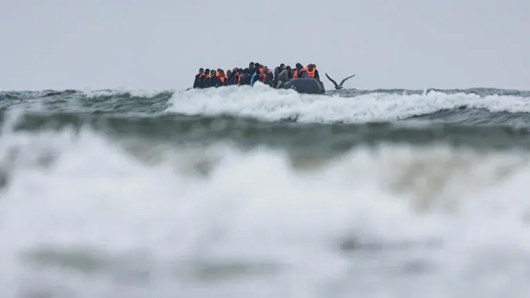 Ouverture du procès de quatorze passeurs après le naufrage meurtrier de 31 migrants dans la Manche en 2021