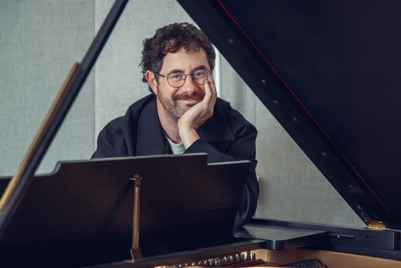Jean‑Michel Blais réinvente le piano avec un album vocal queer et aux influences sud‑américaines