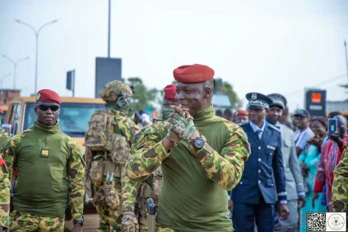 Ibrahim Traoré s’arrête à Boromo avant d’inaugurer le complexe textile TEXFORCES‑BF à Bobo‑Dioulasso