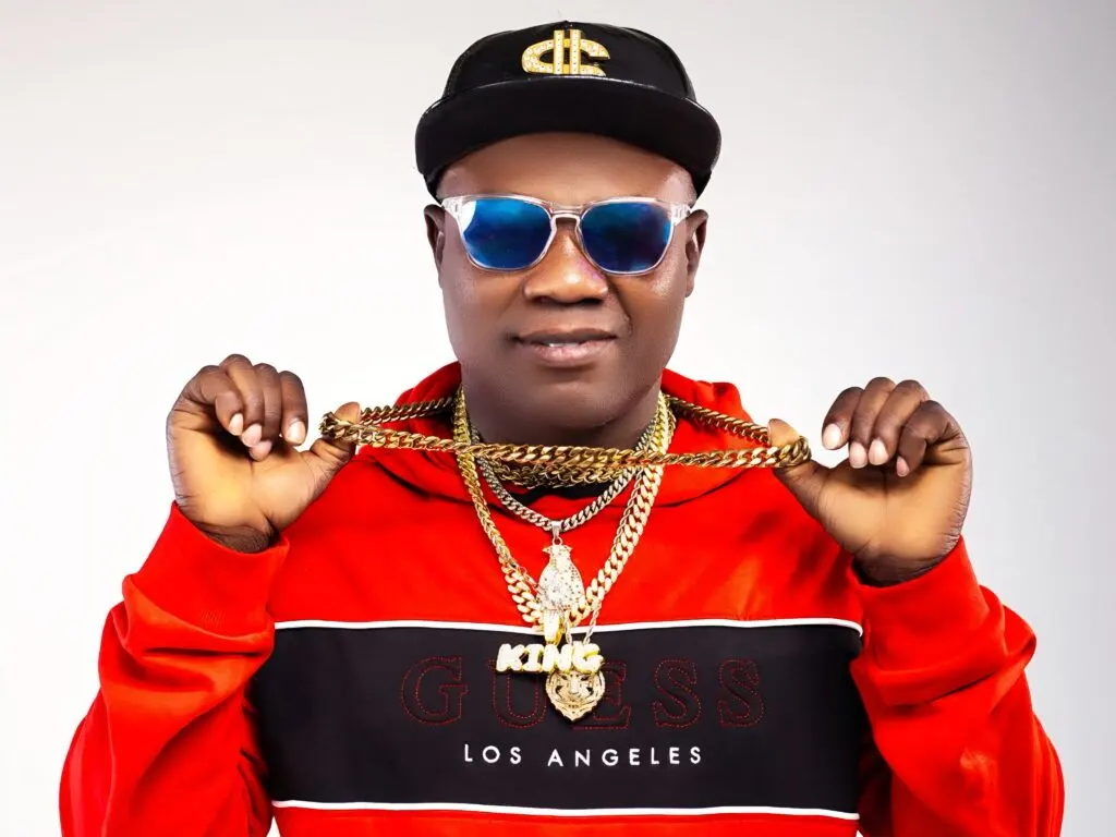 Muzic Mensah : du gospel à l’Highlife, comment un artiste ghanéen réinvente sa carrière musicale