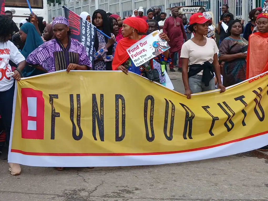 ActionAid, étudiantes et commerçantes nigérianes protestent contre l’augmentation de la dette publique et les prêts du FMI