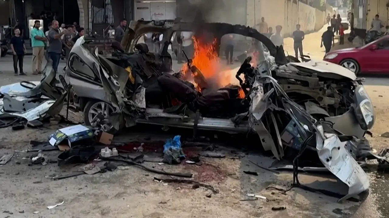 Une frappe israélienne à Tel al‑Hawa tue deux civils et cible deux ingénieurs du Hamas, aggravant le cessez‑feu en place depuis octobre 2025
