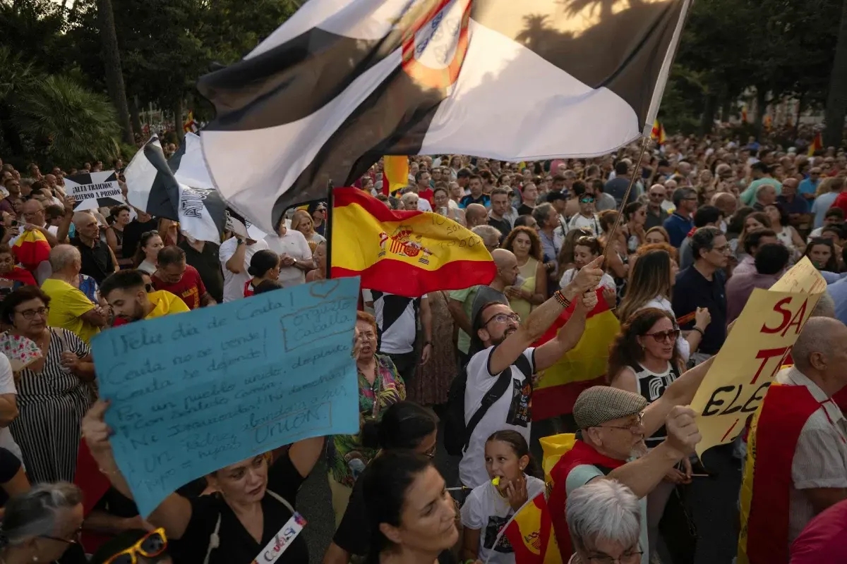 Plus de 260 communes espagnoles manifestent contre la présence de migrants à Ceuta, exposant tensions sociétales et politiques