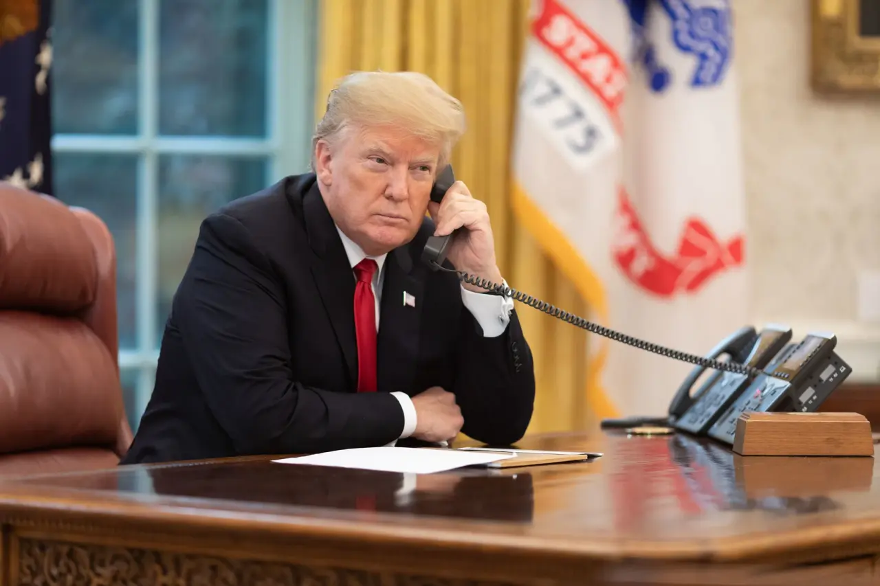 Donald Trump bloque CNN, Politico et MS NOW à la Maison-Blanche, déclenchant une alerte sur la liberté de la presse aux États‑Unis