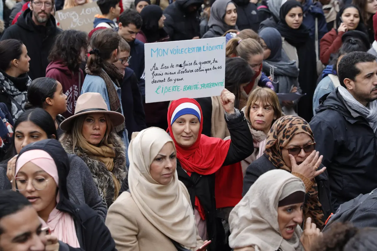 Le RN veut interdire le voile islamique par référendum : une mesure constitutionnelle ou un coup politique ?