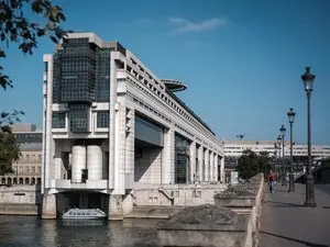 Dette publique française : prévision record de 121,7 % du PIB en 2027, le plus haut depuis 30 ans