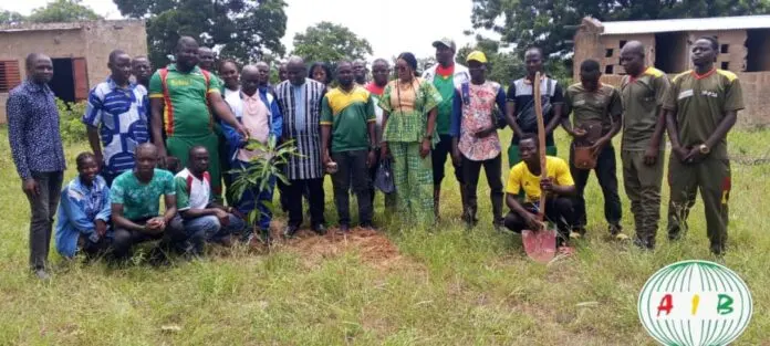 Plus de 200 plants d'arbres mis en terre à Poa lors d’une première journée de reboisement mobilisant jeunes, enseignants et acteurs agricoles
