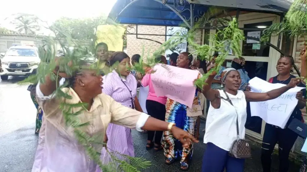 Les femmes de la communauté d'Odidi exigent la dépollution de leurs terres face à Heritage Energy