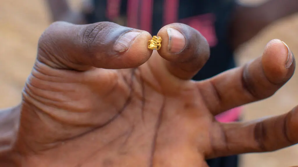 Le Ghana impose le raffinage local de l'or artisanal malgré des doutes sur la viabilité économique