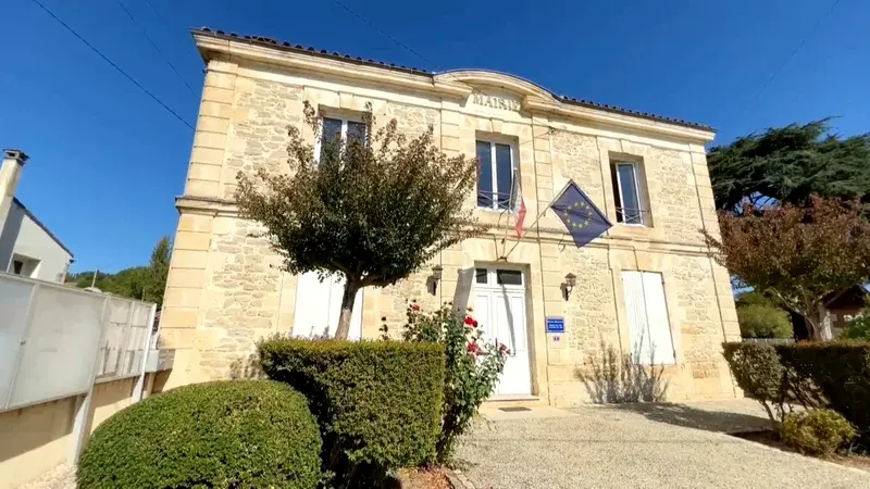 La gestion à distance d'une commune française depuis Djibouti soulève des interrogations sur la proximité politique