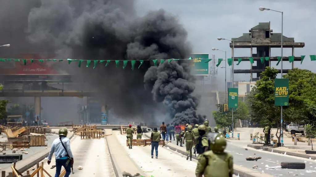 Joseph Warioba, ex-Premier ministre tanzanien, accuse Samia Suluhu Hassan d’utiliser la force au lieu du dialogue pour garantir la paix