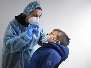 Covid‑19 : une remontée rapide des cas en France pousse à lancer la campagne vaccinale du 13 octobre