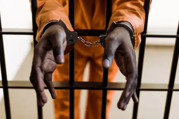 Un homme de 20 ans condamné à 15 ans de prison pour avoir abusé d'une adolescente en se faisant passer pour un pasteur