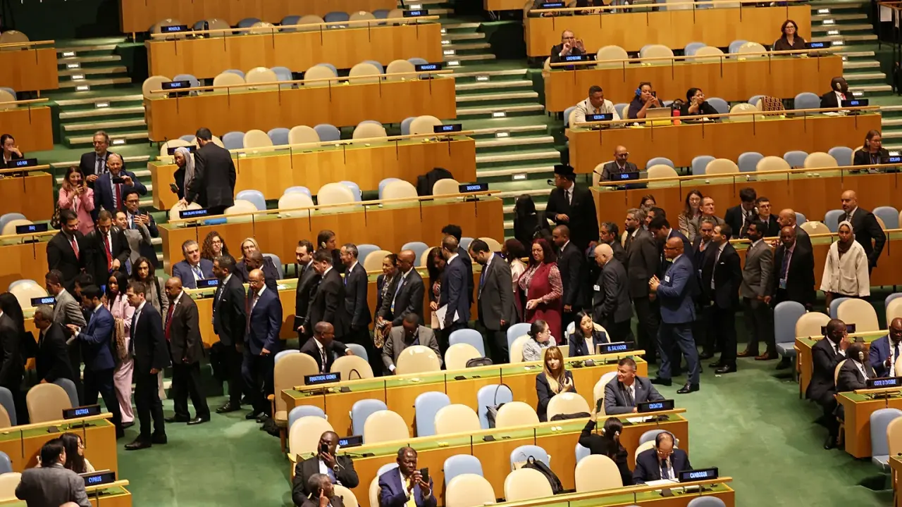 Netanyahu dénonce les manifestants et le départ de dizaines de délégations lors de son discours à l’ONU de New York