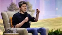 Sam Altman et Jensen Huang défendent l'autorégulation de l'IA face aux craintes existentielles et aux appels à la régulation