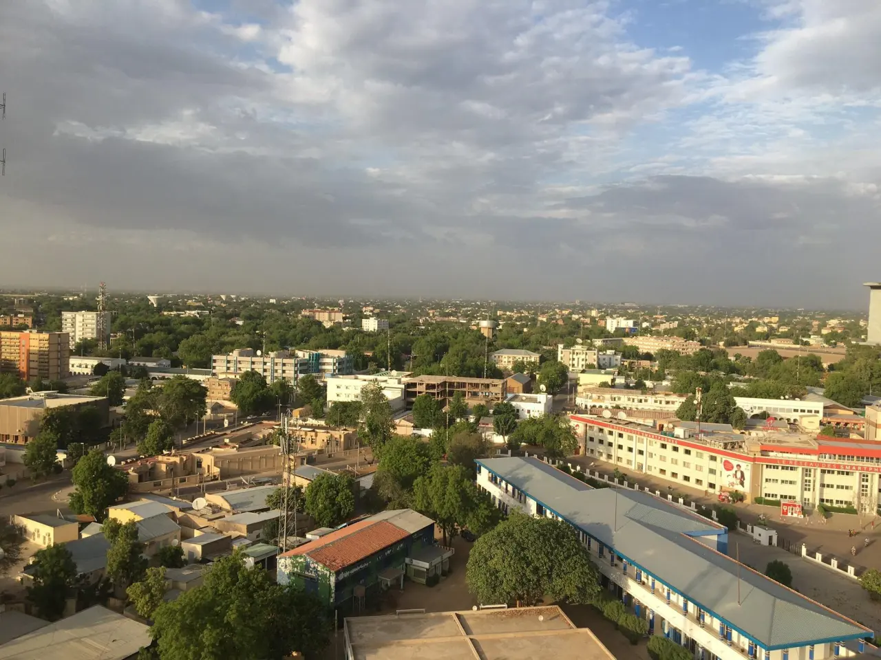 Violence armée à N'Djamena : deux motards ouvrent le feu au rond-point Sonasut, provoquant une panique généralisée