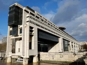 Le gouvernement français révise à la baisse sa croissance à 0,5 % en 2026 et prévoit une inflation de 2,1 % face à la flambée des prix de l’énergie