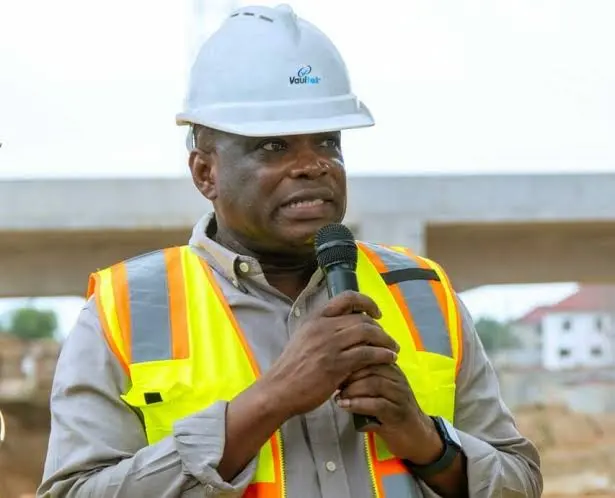 Le ministre ghanéen des routes menace de résilier le contrat de Volta Impex pour le tronçon Techiman‑Nkonsia‑Wenchi, retardé à 6 %