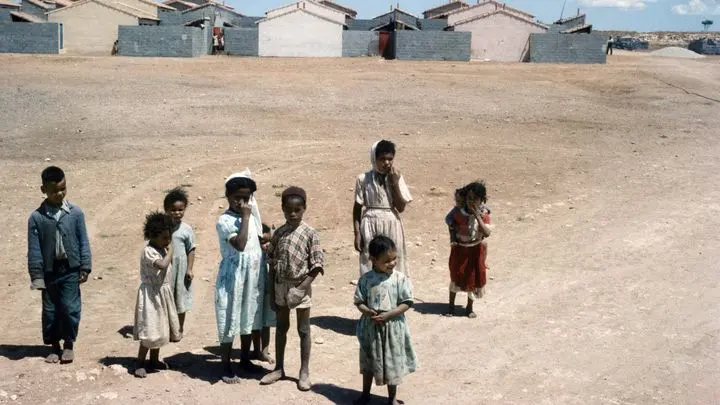 La tragédie occultée des camps de regroupement durant la guerre d'Algérie : un crime de masse mis en lumière