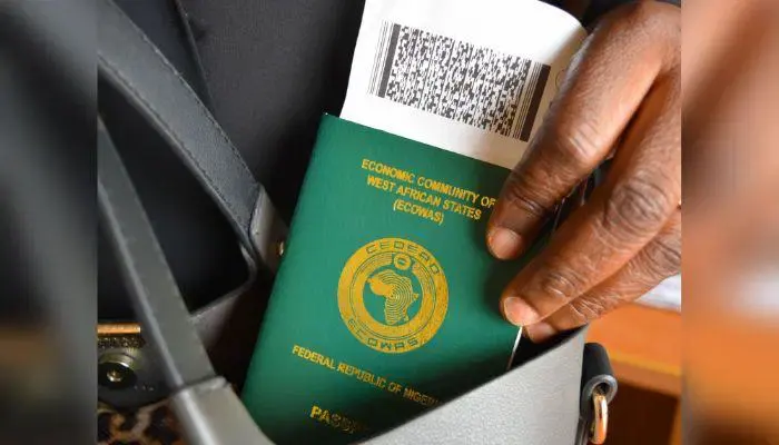 Le Service d’immigration nigérian sollicite les Nigérians résidant au Royaume-Uni pour résoudre les retards de passeports sans contact