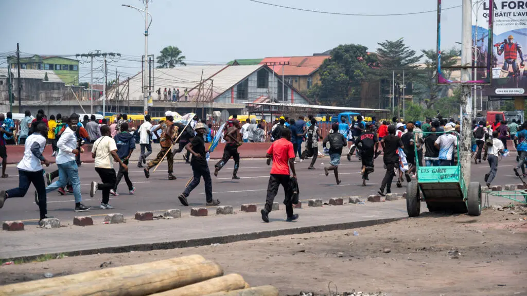 La répression de la marche du C64 à Kinshasa soulève des inquiétudes sur le rôle des milices politiques en RDC