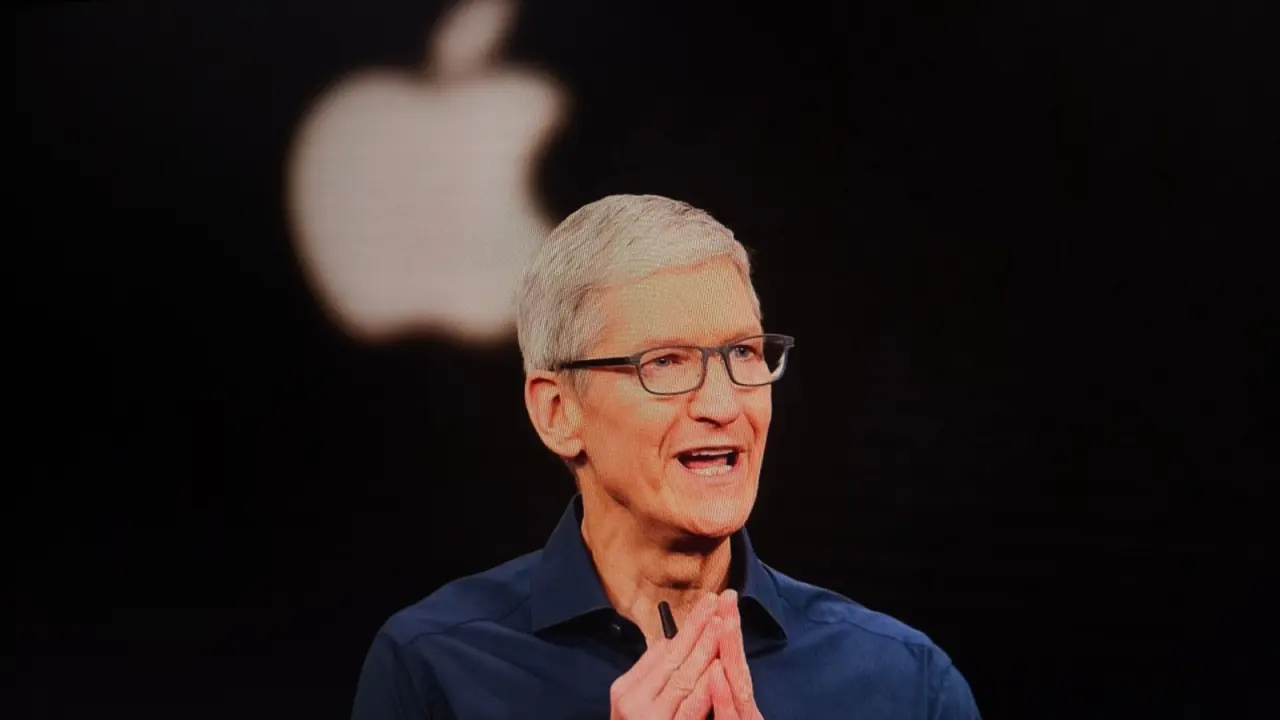 Après quinze ans de transformation, Tim Cook passe le relais à la tête d'Apple