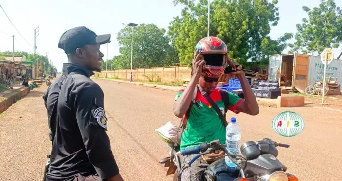La police de Tougan intensifie ses actions pour imposer le port du casque aux motocyclistes