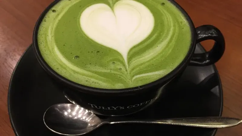 La popularité du thé matcha face aux risques sanitaires liés à une forte teneur en aluminium