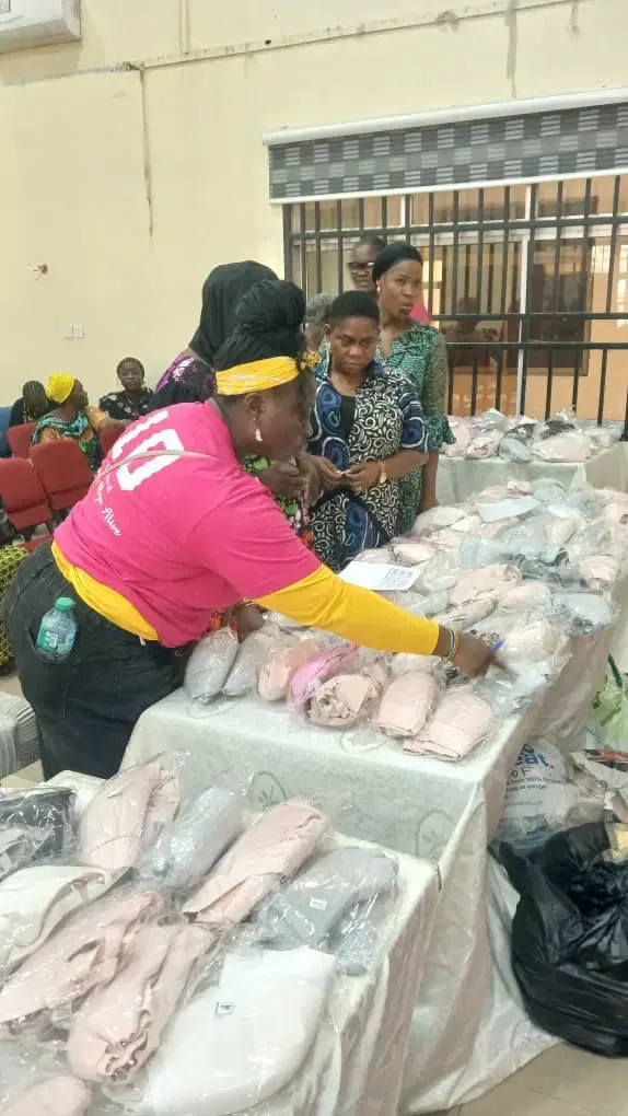 Le Nigeria renforce l’accompagnement des survivantes du cancer grâce à un don de 50 millions de nairas en prothèses et soutiens-gorge