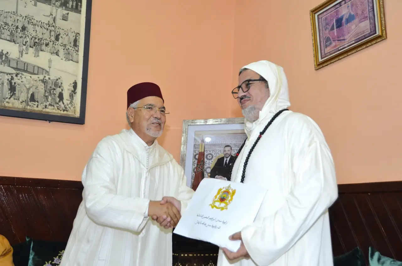 Le Roi Mohammed VI offre des dons aux zaouïas de Tanaghmelt Nassiria et Bassiria à Azilal, marquant le 28e anniversaire de Hassan II