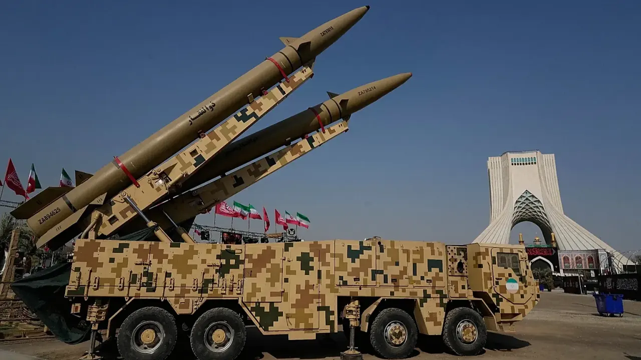 Escalade militaire majeure entre Washington et Téhéran : frappes américaines et ripostes iraniennes dans le Golfe