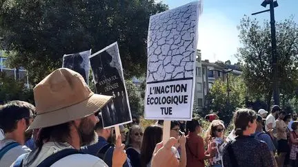 Mobilisation citoyenne en France : des milliers de manifestants exigent une réponse urgente face au réchauffement climatique