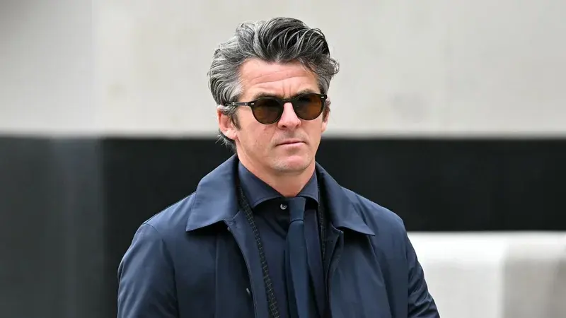Joey Barton maintenu en détention jusqu’en 2027 : le footballeur anglais conteste les accusations d’agression grave