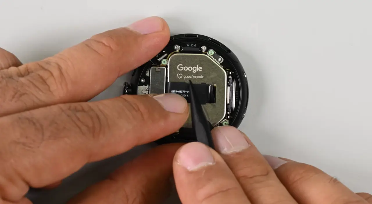 La Pixel Watch 5 de Google affiche une réparabilité exemplaire mais un suivi logiciel limité