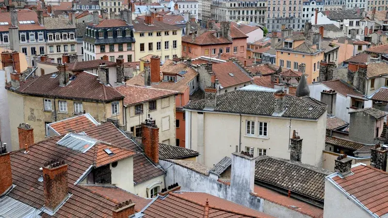 Le gouvernement français envisage de geler les aides au logement pour réduire le déficit public en 2027